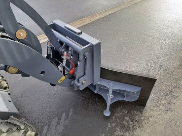 Schmutzschieber, Eurotrac-Hoflader-W11, Gummischieber für Frontlader, Schieber mit EURO-Aufnahme, Anbaugeräte für Frontlader, Mistschieber, Hoflader