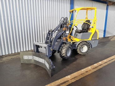 Schmutzschieber, Eurotrac-Hoflader-W11, Gummischieber für Frontlader, Schieber mit EURO-Aufnahme, Anbaugeräte für Frontlader, Mistschieber, Hoflader