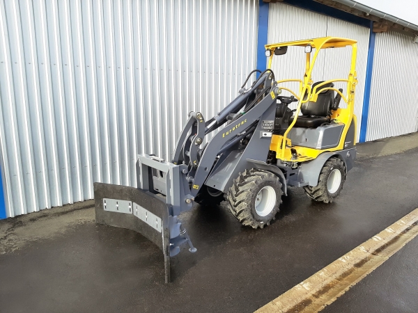 Schmutzschieber, Eurotrac-Hoflader-W11, Gummischieber für Frontlader, Schieber mit EURO-Aufnahme, Anbaugeräte für Frontlader, Mistschieber, Hoflader