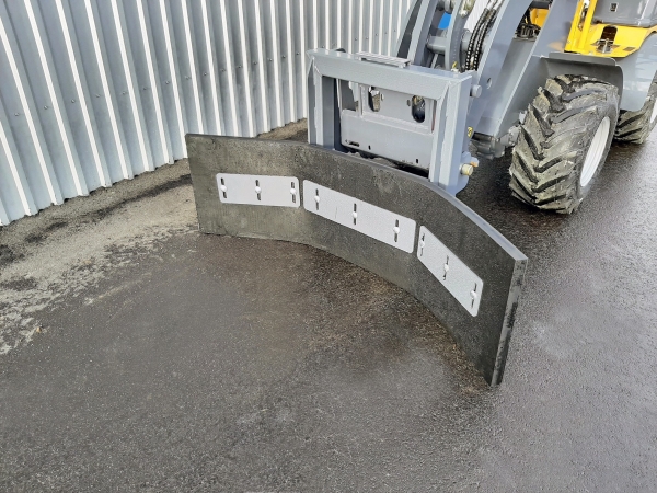 Schmutzschieber, Eurotrac-Hoflader-W11, Gummischieber für Frontlader, Schieber mit EURO-Aufnahme, Anbaugeräte für Frontlader, Mistschieber, Hoflader